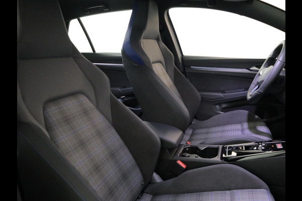 Volkswagen Golf 1.5 eHybrid GTE 272 pk Automaat (DSG) | Verlengde garantie | Navigatie | Trekhaak (wegklapbaar) | Parkeersensoren | Ropndomzicht camera | Stoelverwarming |