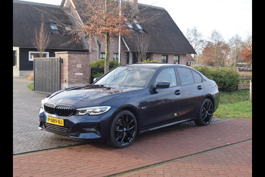 BMW 3-serie 320e Business Edition Plus | Plug-in Hybride | 19 Inch zwarte velgen | Sportstoelen | Leer | NL-Auto |
