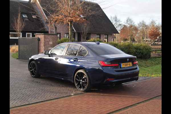 BMW 3-serie 320e Business Edition Plus | Plug-in Hybride | 19 Inch zwarte velgen | Sportstoelen | Leer | NL-Auto |