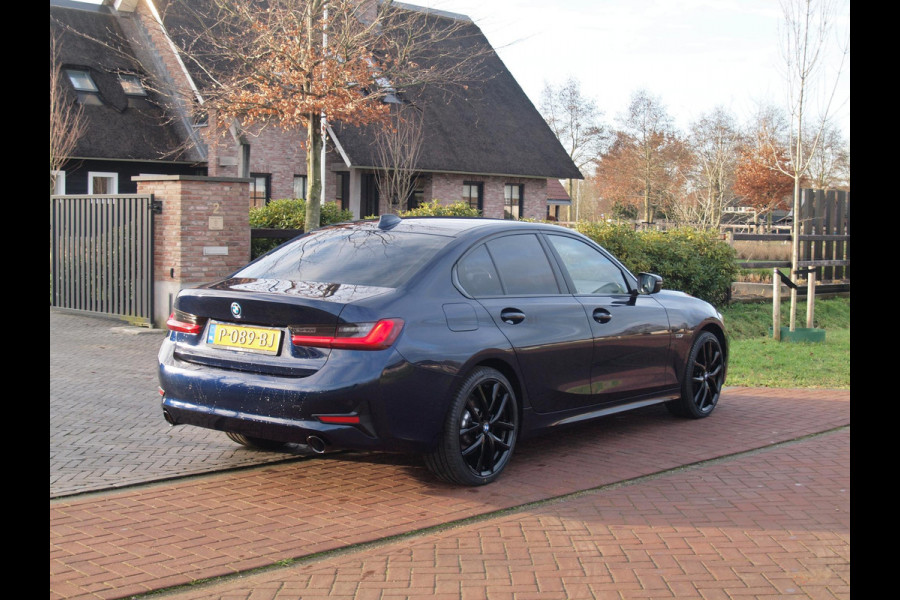 BMW 3-serie 320e Business Edition Plus | Plug-in Hybride | 19 Inch zwarte velgen | Sportstoelen | Leer | NL-Auto |
