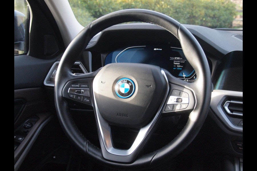BMW 3-serie 320e Business Edition Plus | Plug-in Hybride | 19 Inch zwarte velgen | Sportstoelen | Leer | NL-Auto |