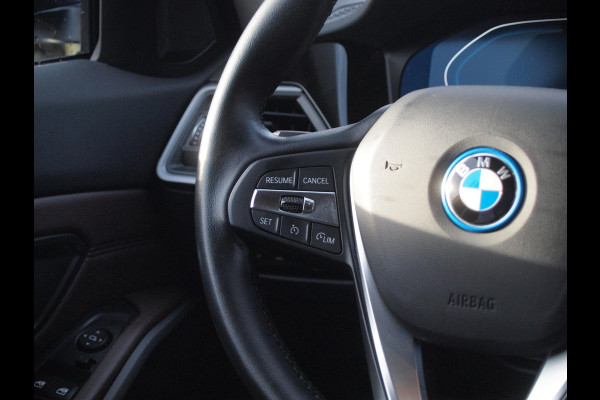 BMW 3-serie 320e Business Edition Plus | Plug-in Hybride | 19 Inch zwarte velgen | Sportstoelen | Leer | NL-Auto |