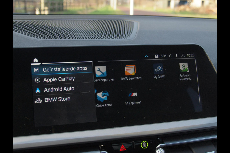 BMW 3-serie 320e Business Edition Plus | Plug-in Hybride | 19 Inch zwarte velgen | Sportstoelen | Leer | NL-Auto |