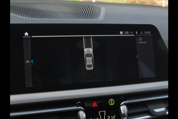 BMW 3-serie 320e Business Edition Plus | Plug-in Hybride | 19 Inch zwarte velgen | Sportstoelen | Leer | NL-Auto |