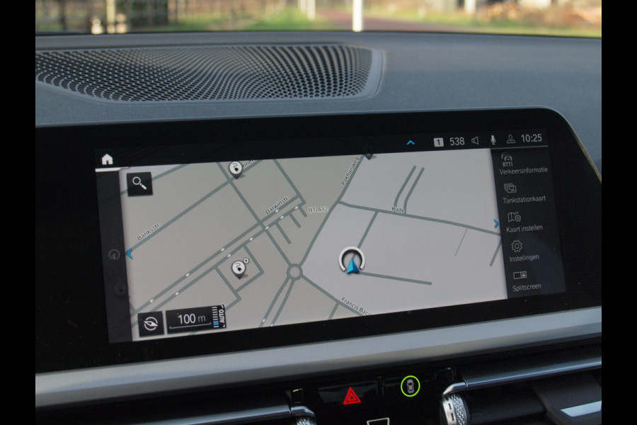 BMW 3-serie 320e Business Edition Plus | Plug-in Hybride | 19 Inch zwarte velgen | Sportstoelen | Leer | NL-Auto |