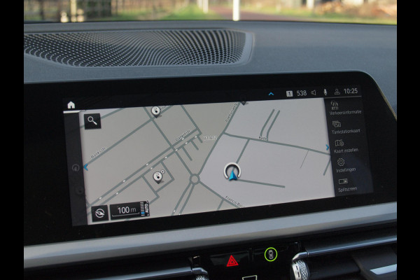 BMW 3-serie 320e Business Edition Plus | Plug-in Hybride | 19 Inch zwarte velgen | Sportstoelen | Leer | NL-Auto |