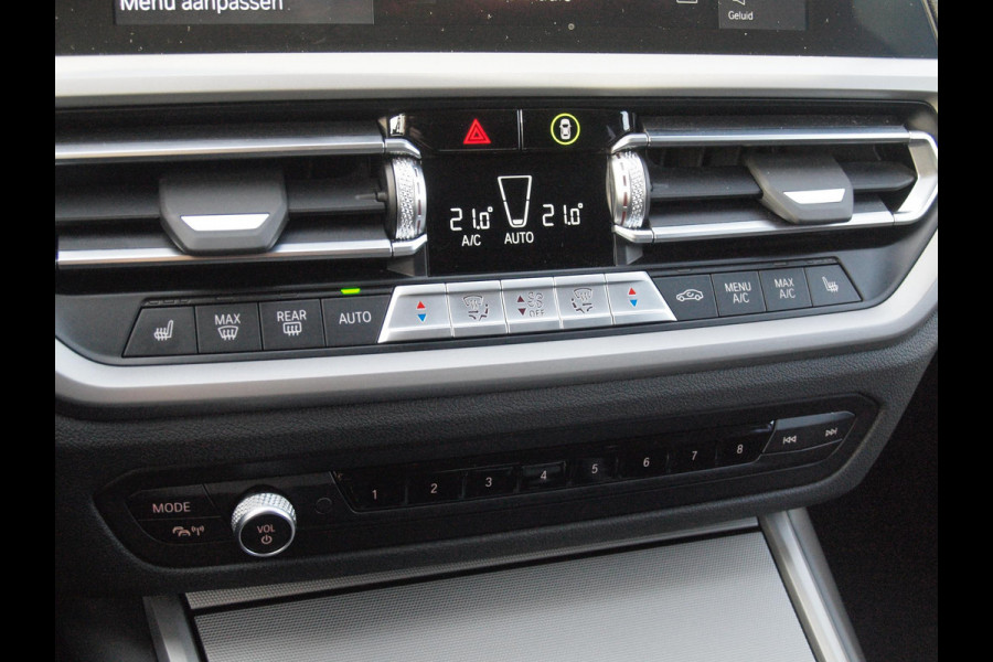 BMW 3-serie 320e Business Edition Plus | Plug-in Hybride | 19 Inch zwarte velgen | Sportstoelen | Leer | NL-Auto |