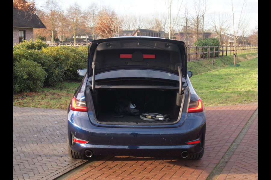 BMW 3-serie 320e Business Edition Plus | Plug-in Hybride | 19 Inch zwarte velgen | Sportstoelen | Leer | NL-Auto |