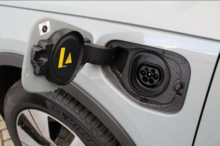 Volvo XC40 1.5 T4 Plug-in hybrid Plus Dark SOH 98% | Lage km stand | HK audio | 360° Camera | Trekhaak | Pilot- Park Assist