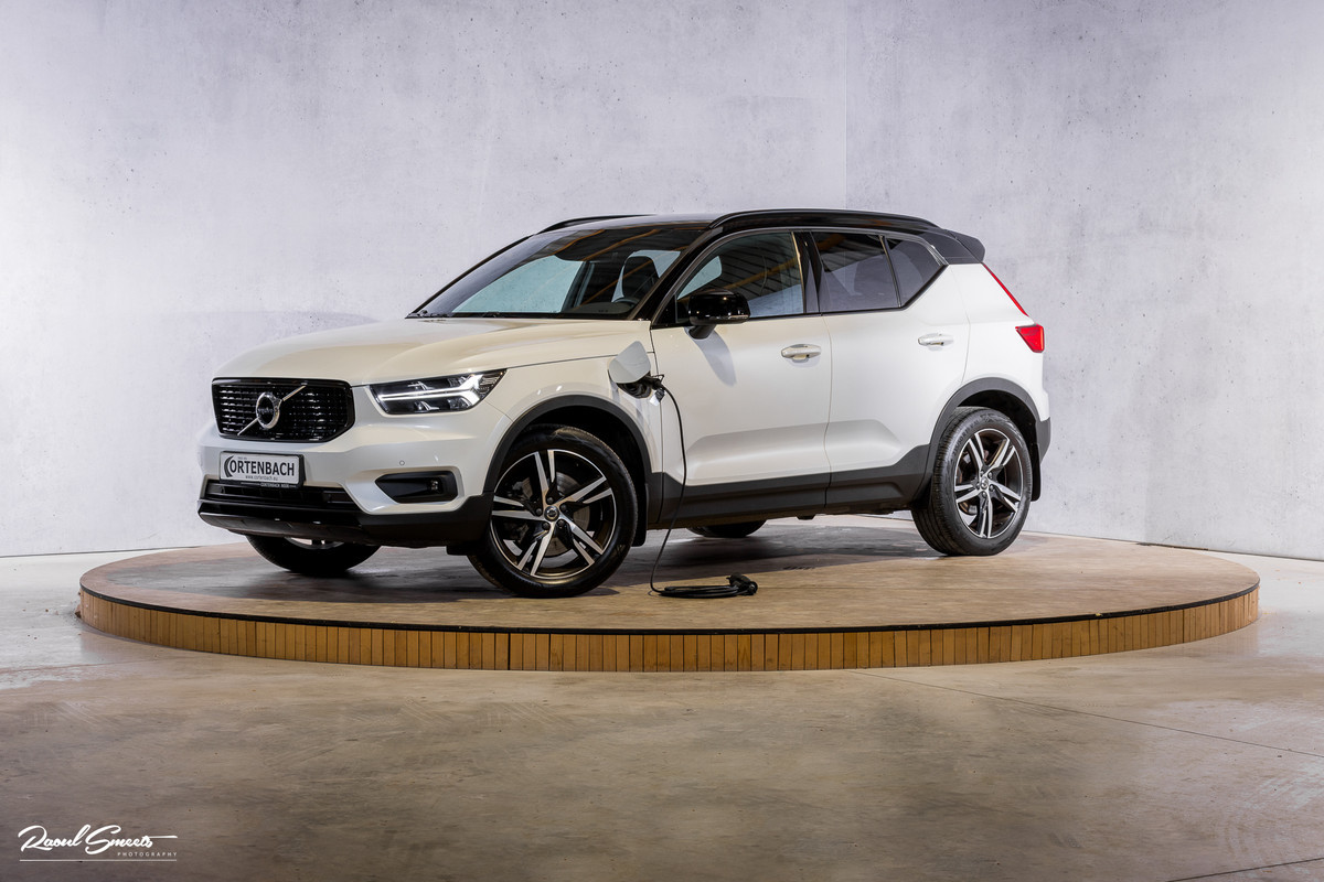 Volvo XC40 1.5 T5 Recharge R-Design | Zwenkbare trekhaak | Adaptieve cruise | Blis | Metallic |
