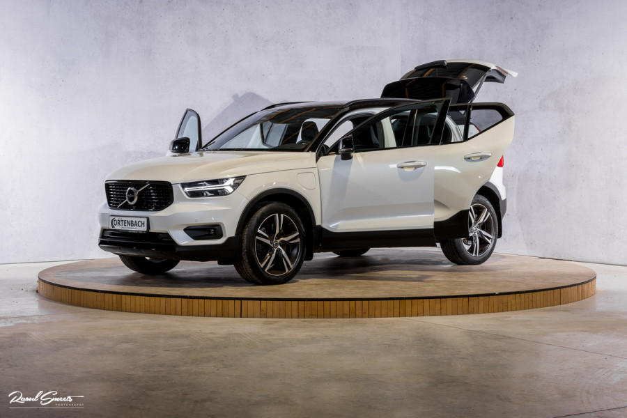 Volvo XC40 1.5 T5 Recharge R-Design | Zwenkbare trekhaak | Adaptieve cruise | Blis | Metallic |