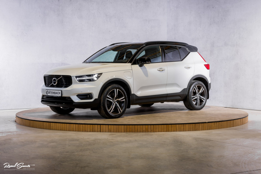 Volvo XC40 1.5 T5 Recharge R-Design | Zwenkbare trekhaak | Adaptieve cruise | Blis | Metallic |