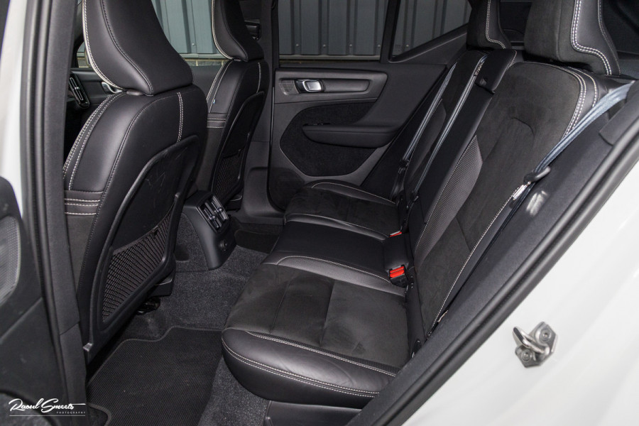 Volvo XC40 1.5 T5 Recharge R-Design | Zwenkbare trekhaak | Adaptieve cruise | Blis | Metallic |