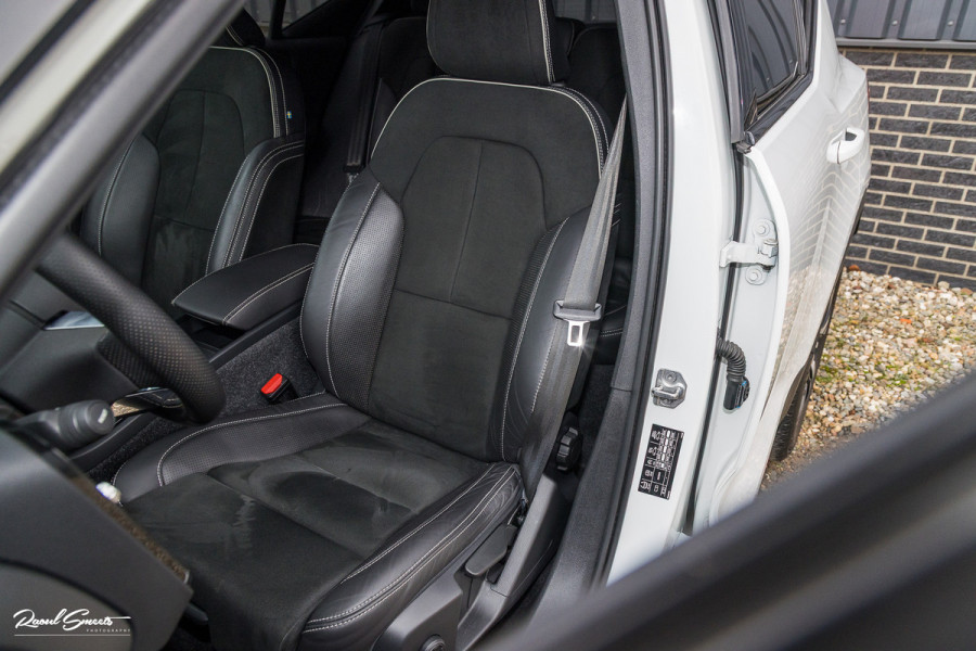 Volvo XC40 1.5 T5 Recharge R-Design | Zwenkbare trekhaak | Adaptieve cruise | Blis | Metallic |