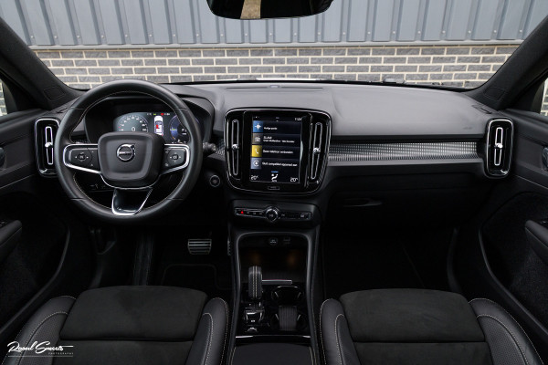 Volvo XC40 1.5 T5 Recharge R-Design | Zwenkbare trekhaak | Adaptieve cruise | Blis | Metallic |