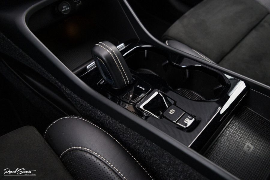 Volvo XC40 1.5 T5 Recharge R-Design | Zwenkbare trekhaak | Adaptieve cruise | Blis | Metallic |