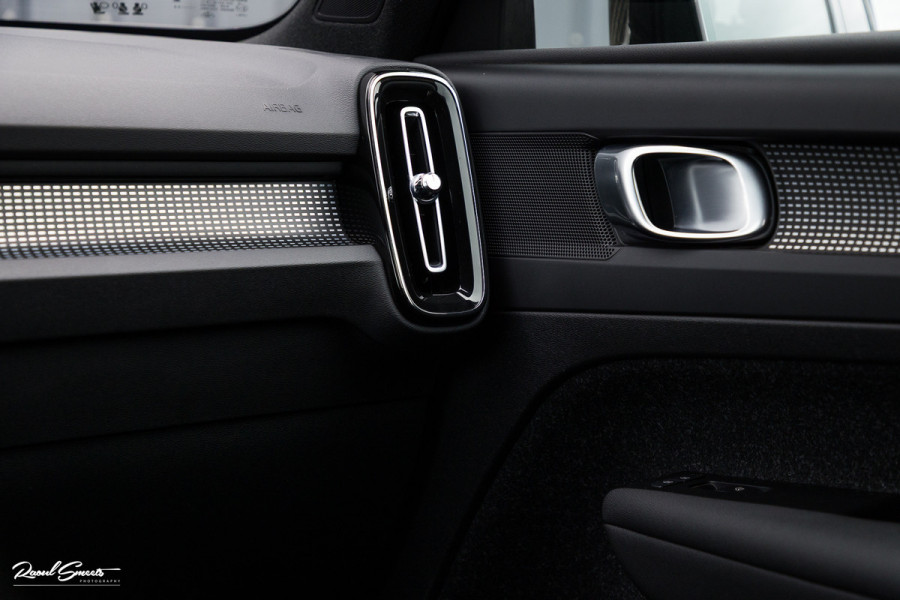 Volvo XC40 1.5 T5 Recharge R-Design | Zwenkbare trekhaak | Adaptieve cruise | Blis | Metallic |