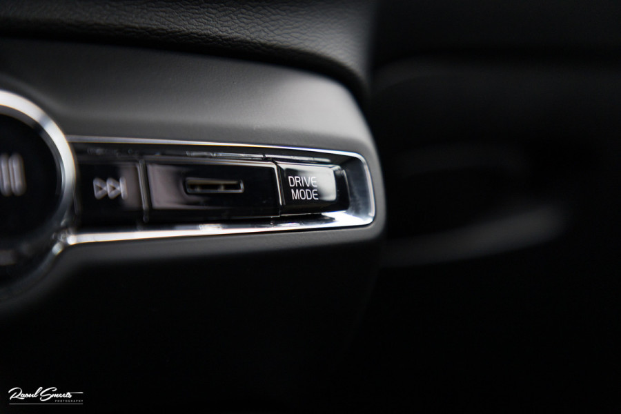 Volvo XC40 1.5 T5 Recharge R-Design | Zwenkbare trekhaak | Adaptieve cruise | Blis | Metallic |