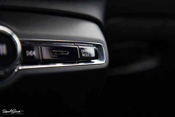 Volvo XC40 1.5 T5 Recharge R-Design | Zwenkbare trekhaak | Adaptieve cruise | Blis | Metallic |
