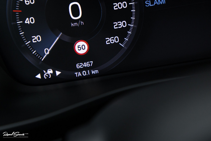 Volvo XC40 1.5 T5 Recharge R-Design | Zwenkbare trekhaak | Adaptieve cruise | Blis | Metallic |