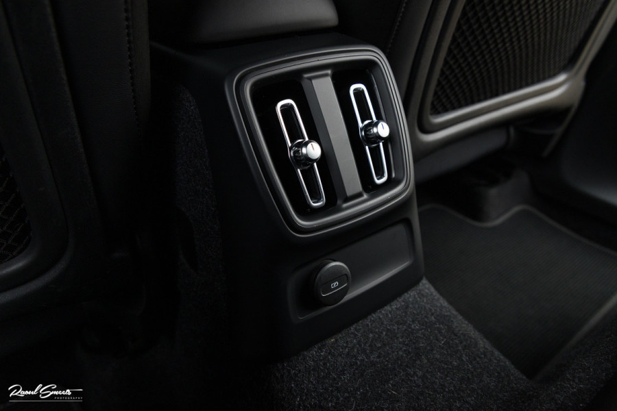 Volvo XC40 1.5 T5 Recharge R-Design | Zwenkbare trekhaak | Adaptieve cruise | Blis | Metallic |
