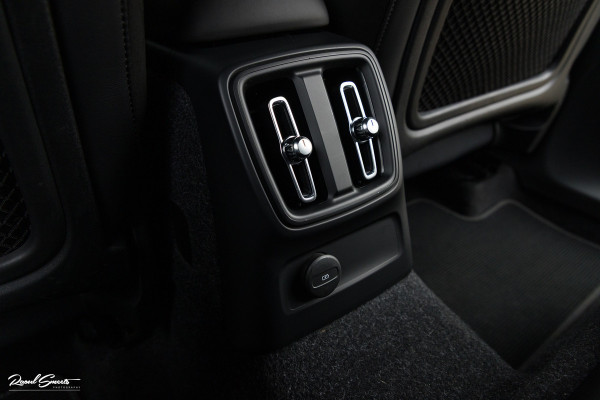 Volvo XC40 1.5 T5 Recharge R-Design | Zwenkbare trekhaak | Adaptieve cruise | Blis | Metallic |