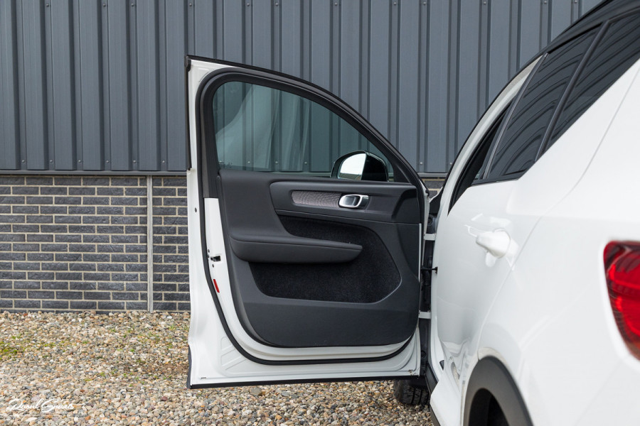 Volvo XC40 1.5 T5 Recharge R-Design | Zwenkbare trekhaak | Adaptieve cruise | Blis | Metallic |