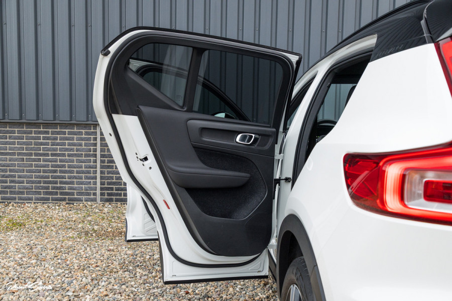 Volvo XC40 1.5 T5 Recharge R-Design | Zwenkbare trekhaak | Adaptieve cruise | Blis | Metallic |