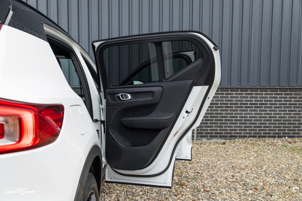 Volvo XC40 1.5 T5 Recharge R-Design | Zwenkbare trekhaak | Adaptieve cruise | Blis | Metallic |