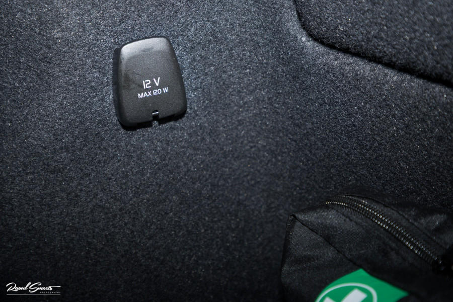 Volvo XC40 1.5 T5 Recharge R-Design | Zwenkbare trekhaak | Adaptieve cruise | Blis | Metallic |