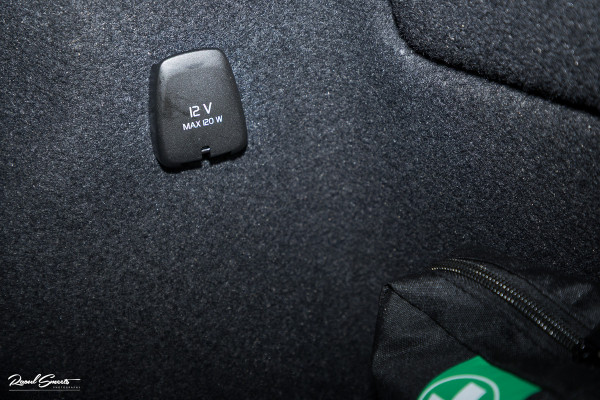 Volvo XC40 1.5 T5 Recharge R-Design | Zwenkbare trekhaak | Adaptieve cruise | Blis | Metallic |