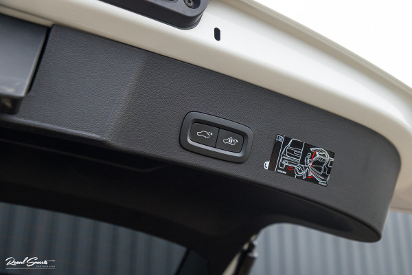 Volvo XC40 1.5 T5 Recharge R-Design | Zwenkbare trekhaak | Adaptieve cruise | Blis | Metallic |