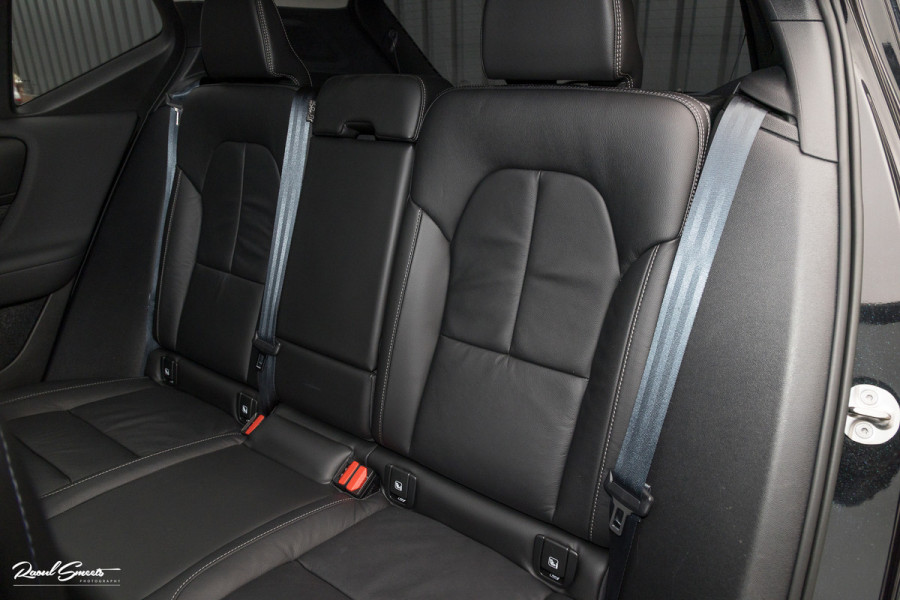 Volvo XC40 1.5 T5 Plug-in hybrid Ultimate Dark | Panorama dak | Adaptieve cruise | Blis | Memory | Harman Kardon |