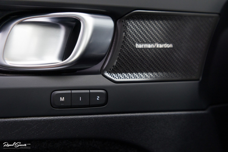 Volvo XC40 1.5 T5 Plug-in hybrid Ultimate Dark | Panorama dak | Adaptieve cruise | Blis | Memory | Harman Kardon |