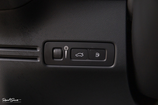 Volvo XC40 1.5 T5 Plug-in hybrid Ultimate Dark | Panorama dak | Adaptieve cruise | Blis | Memory | Harman Kardon |