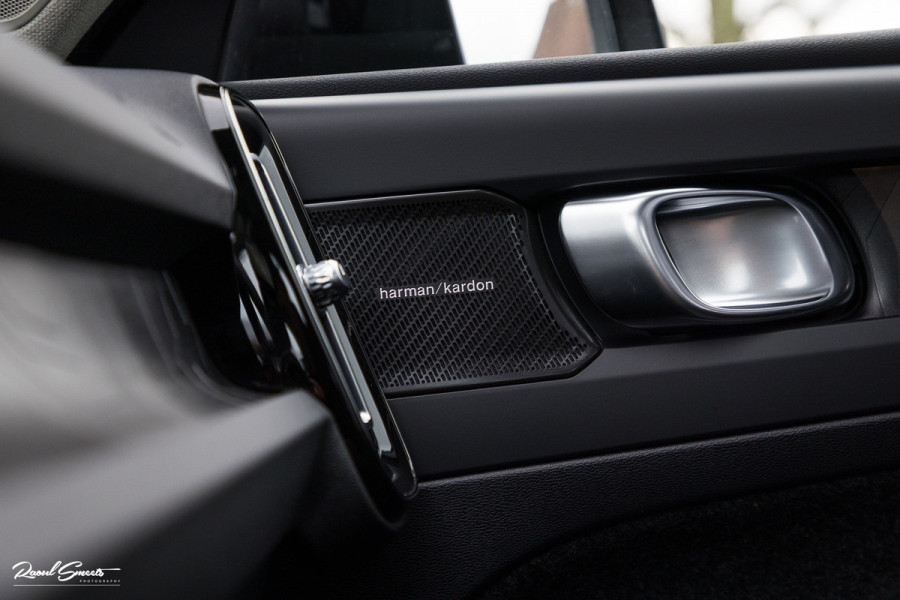 Volvo XC40 1.5 T5 Plug-in hybrid Ultimate Dark | Panorama dak | Adaptieve cruise | Blis | Memory | Harman Kardon |