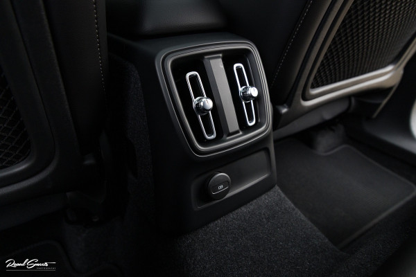 Volvo XC40 1.5 T5 Plug-in hybrid Ultimate Dark | Panorama dak | Adaptieve cruise | Blis | Memory | Harman Kardon |