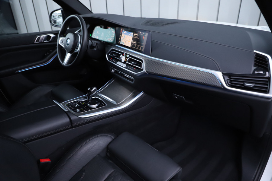 BMW X5 xDrive45e M | 394PK | Luchtvering | Head-up | Massage | M-Stoelen | Sfeerverlichting | Keyless-go | Stoelkoeling | Trekhaak | 20