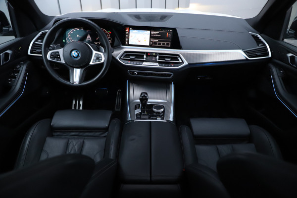 BMW X5 xDrive45e M | 394PK | Luchtvering | Head-up | Massage | M-Stoelen | Sfeerverlichting | Keyless-go | Stoelkoeling | Trekhaak | 20