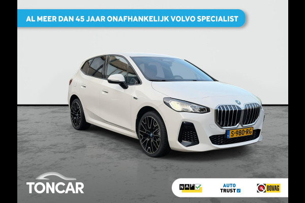 BMW 2 Serie Active Tourer 230e xDrive M-Sport 326PK | 19" LM-velgen | Lage km-stand | Multimedia | Park Assist | A-Camera | Shadow