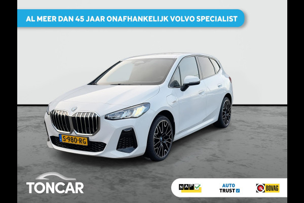 BMW 2 Serie Active Tourer 230e xDrive M-Sport 326PK | 19" LM-velgen | Lage km-stand | Multimedia | Park Assist | A-Camera | Shadow