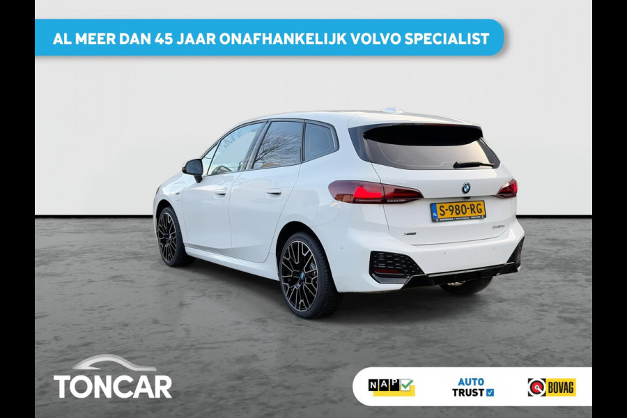 BMW 2 Serie Active Tourer 230e xDrive M-Sport 326PK | 19" LM-velgen | Lage km-stand | Multimedia | Park Assist | A-Camera | Shadow