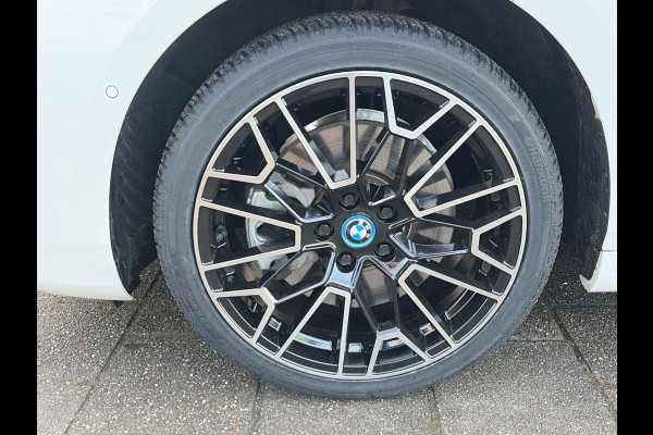 BMW 2 Serie Active Tourer 230e xDrive M-Sport 326PK | 19" LM-velgen | Lage km-stand | Multimedia | Park Assist | A-Camera | Shadow