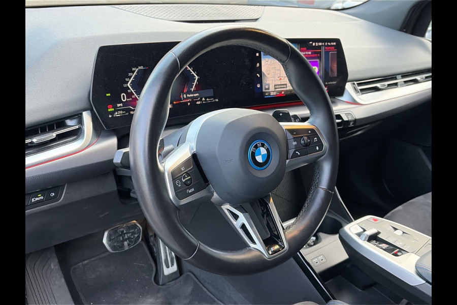 BMW 2 Serie Active Tourer 230e xDrive M-Sport 326PK | 19" LM-velgen | Lage km-stand | Multimedia | Park Assist | A-Camera | Shadow