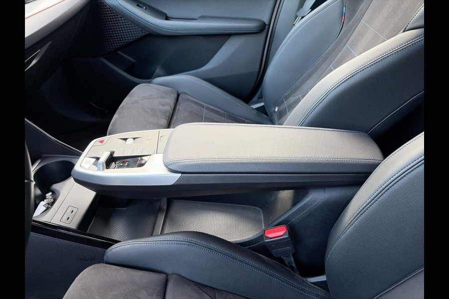 BMW 2 Serie Active Tourer 230e xDrive M-Sport 326PK | 19" LM-velgen | Lage km-stand | Multimedia | Park Assist | A-Camera | Shadow