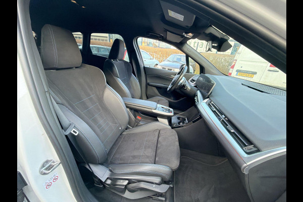 BMW 2 Serie Active Tourer 230e xDrive M-Sport 326PK | 19" LM-velgen | Lage km-stand | Multimedia | Park Assist | A-Camera | Shadow
