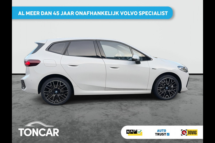 BMW 2 Serie Active Tourer 230e xDrive M-Sport 326PK | 19" LM-velgen | Lage km-stand | Multimedia | Park Assist | A-Camera | Shadow