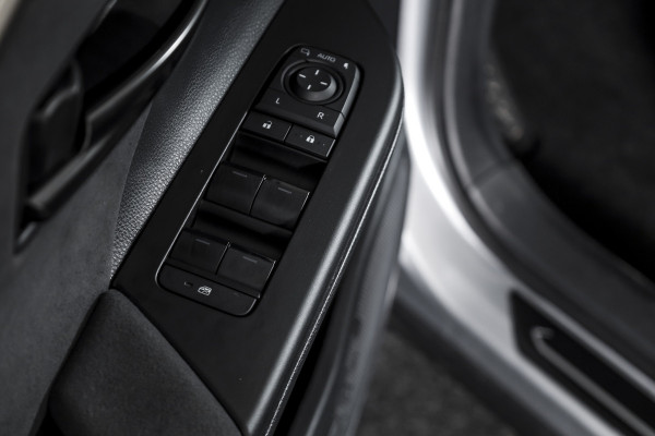 Toyota C-HR 1.8 Hybrid 140 Executive | Dig. Cockpit | Adapt. Cruise | Stoel-+Stuurverw. | Elek. Stoel | PDC | Camera | NAV + App. Connect | ECC | Elek. Klep  | LM 19" | 0023