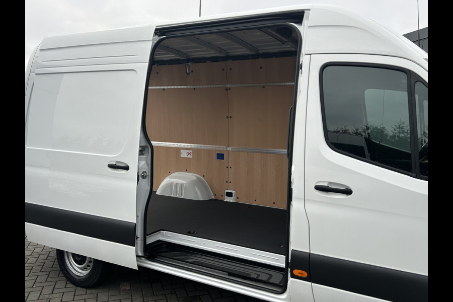 Mercedes-Benz Sprinter 317 CDI AUTOMAAT FACE-LIFT 3.5T RWD / L2H2 / *** 9.061 KM !!*** / LED / STOELVERW / DODEHOEK / MBUX 270 A DEUREN / AIRCO / CRUIS