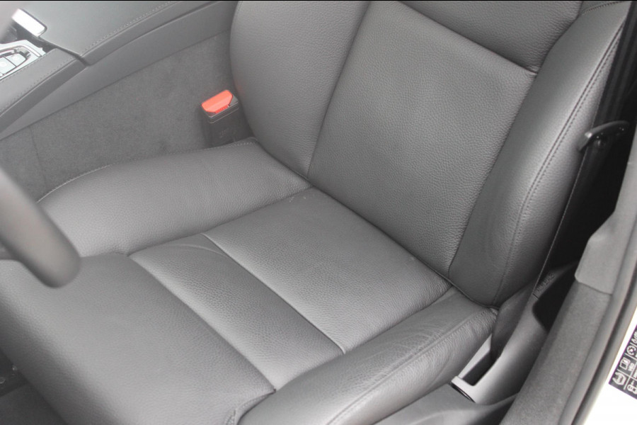 Volvo V60 T6 350PK Plug-in hybrid AWD Plus Bright Long Range / 19" lichtmetalen velgen / Harman Kardon Audio / Adaptieve Cruise Control / Elektrisch verstelbare voorstoelen met geheugen